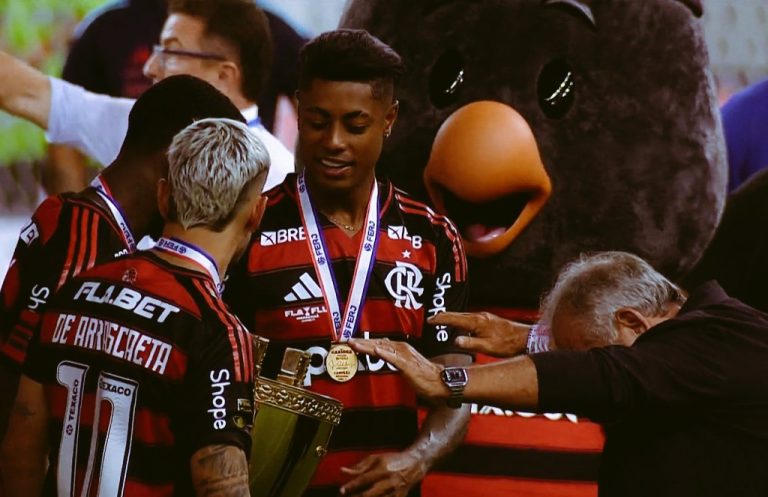 Zico reverencia o capitão do Flamengo, Gerson