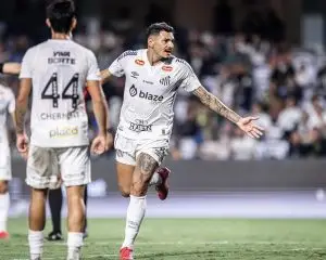 Tiquinho Soares comemora gol do Santos com os braços abertos em campo