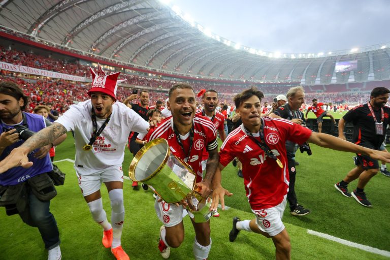 Jogadores do Inter seguram a taça do Campeonato Gaúcho 2025