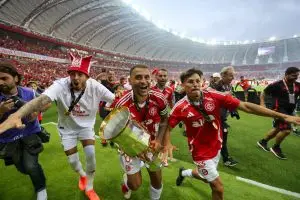 Jogadores do Inter seguram a taça do Campeonato Gaúcho 2025