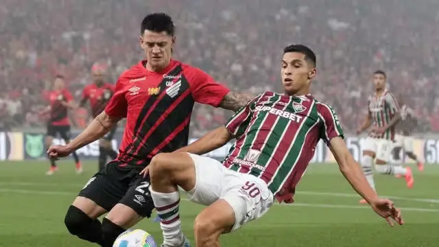 Godoy, jogador do Athletico-PR, disputa lance com Serna, jogador do Fluminense