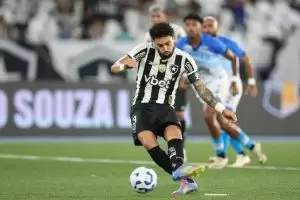 Alex Telles fez um dos gols da vitória do Botafogo