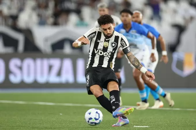 Alex Telles fez um dos gols da vitória do Botafogo