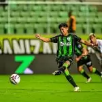 Miguelito domina a bola