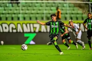 Miguelito domina a bola