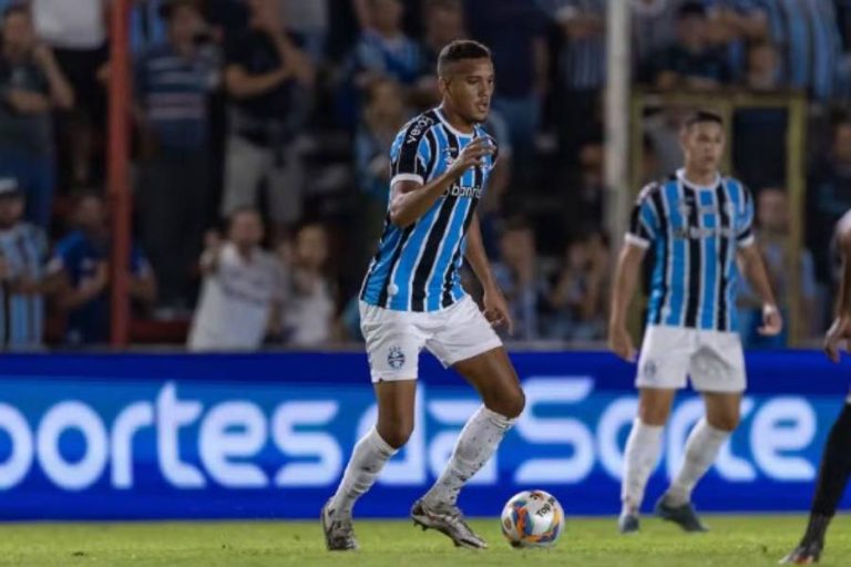 Gustavo Martins e Natã em jogo do Grêmio