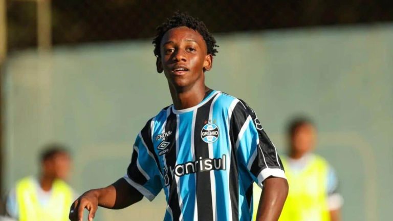 Após compra milionária de Estêvão, Chelsea tem interesse em jovem promessa do Grêmio