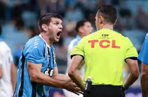 Kannemann discute com o árbitro Matheus Candançan