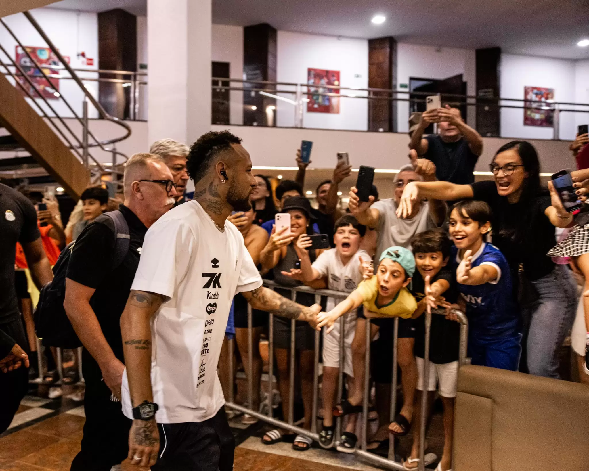 Neymar deixando o hotel em Maceió
