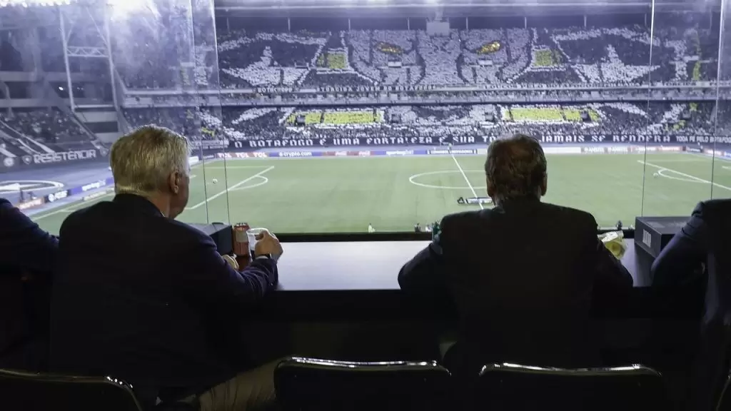 Ancelotti assiste jogo no Nilton Santos