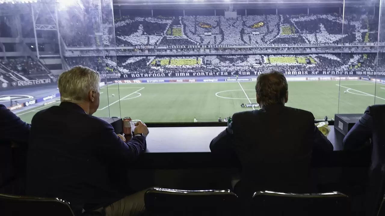 Ancelotti assiste jogo no Nilton Santos