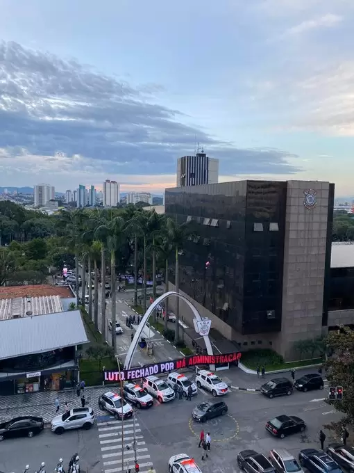Torcida do Corinthians protesta no Parque São Jorge