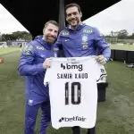 Pedrinho presenteia Samir Xaud com uma camisa do Vasco