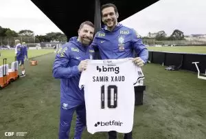 Pedrinho presenteia Samir Xaud com uma camisa do Vasco