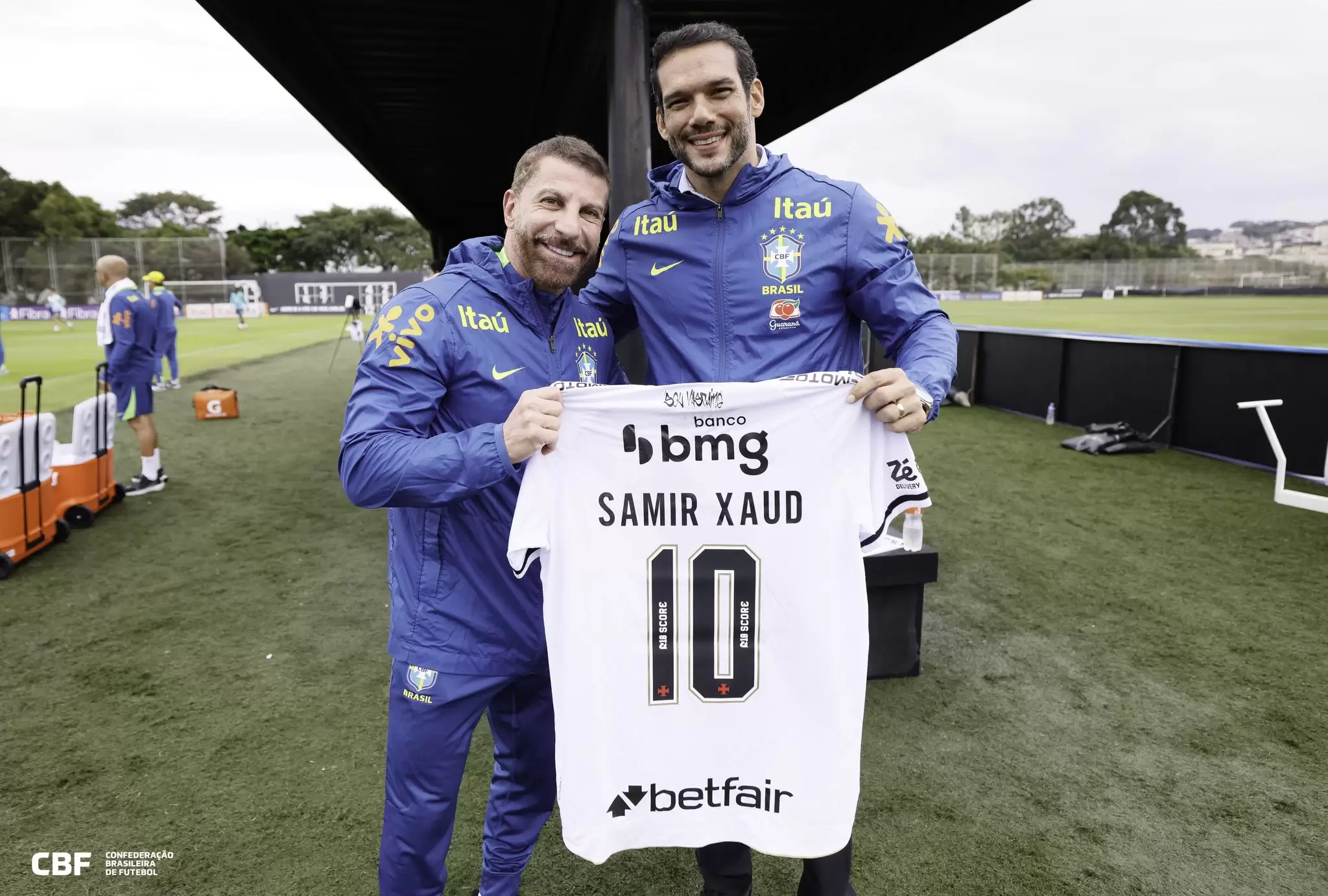 Pedrinho presenteia Samir Xaud com uma camisa do Vasco