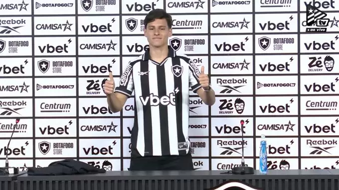 Álvaro Montoro chega ao Botafogo para jogar com a camisa 8