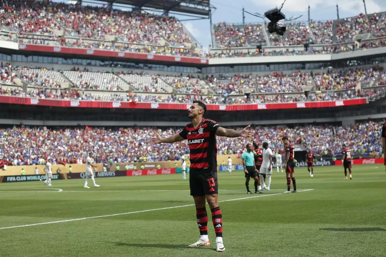 Danilo comemorando gol contra o Chelsea na Copa do Mundo de Clubes 2025