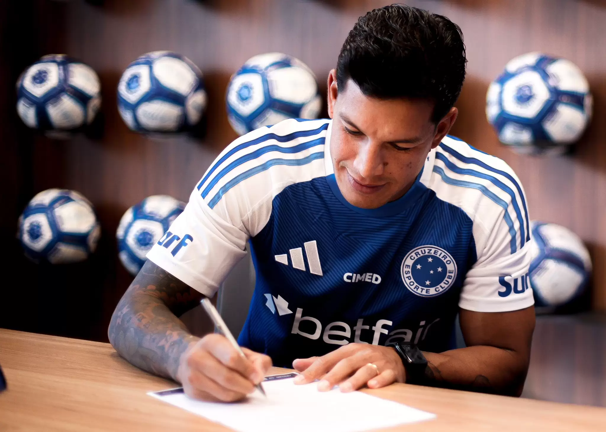 Lucas Romero renova contrato com o Cruzeiro