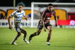 Jogadores de Cruzeiro e Vitória correm no gramado