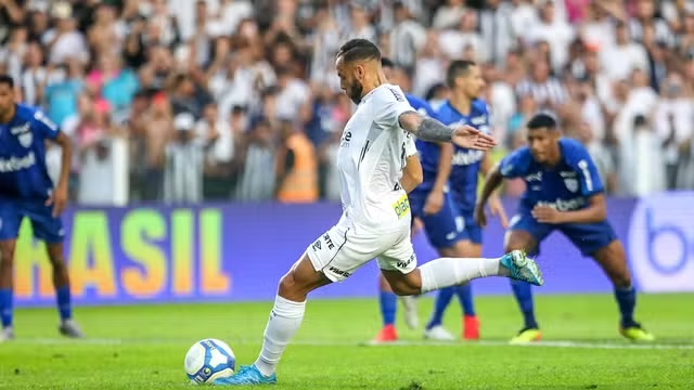 Guilherme, do Santos, perde pênalti na partida contra o Avaí