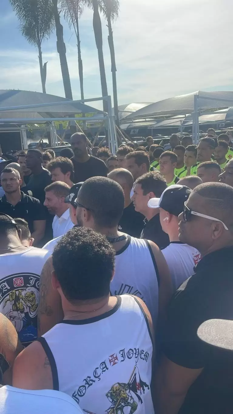 Torcida do Vasco vai ao CT cobrar jogadores