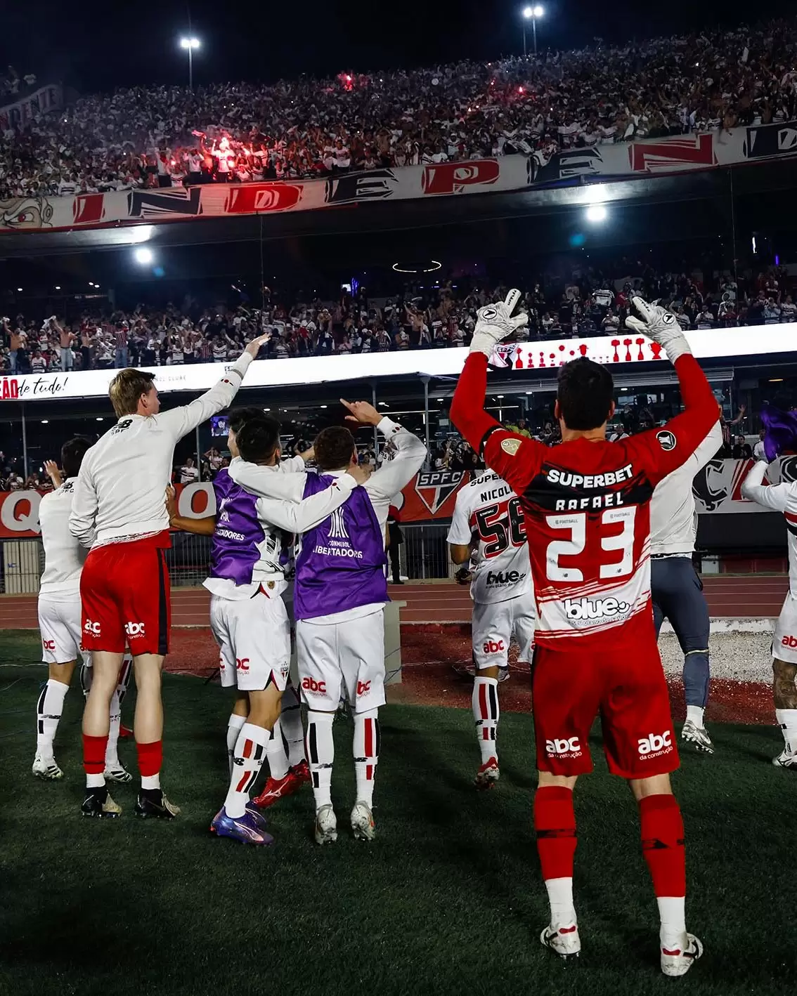 São Paulo comemorando classifiacção na Libertadores