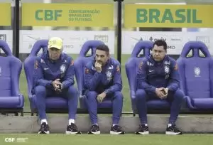Carlo Ancelotti esboça onze inicial da Seleção Brasileira para enfrentar o Chile