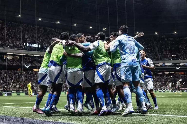 Time do Cruzeiro comemorando vitória