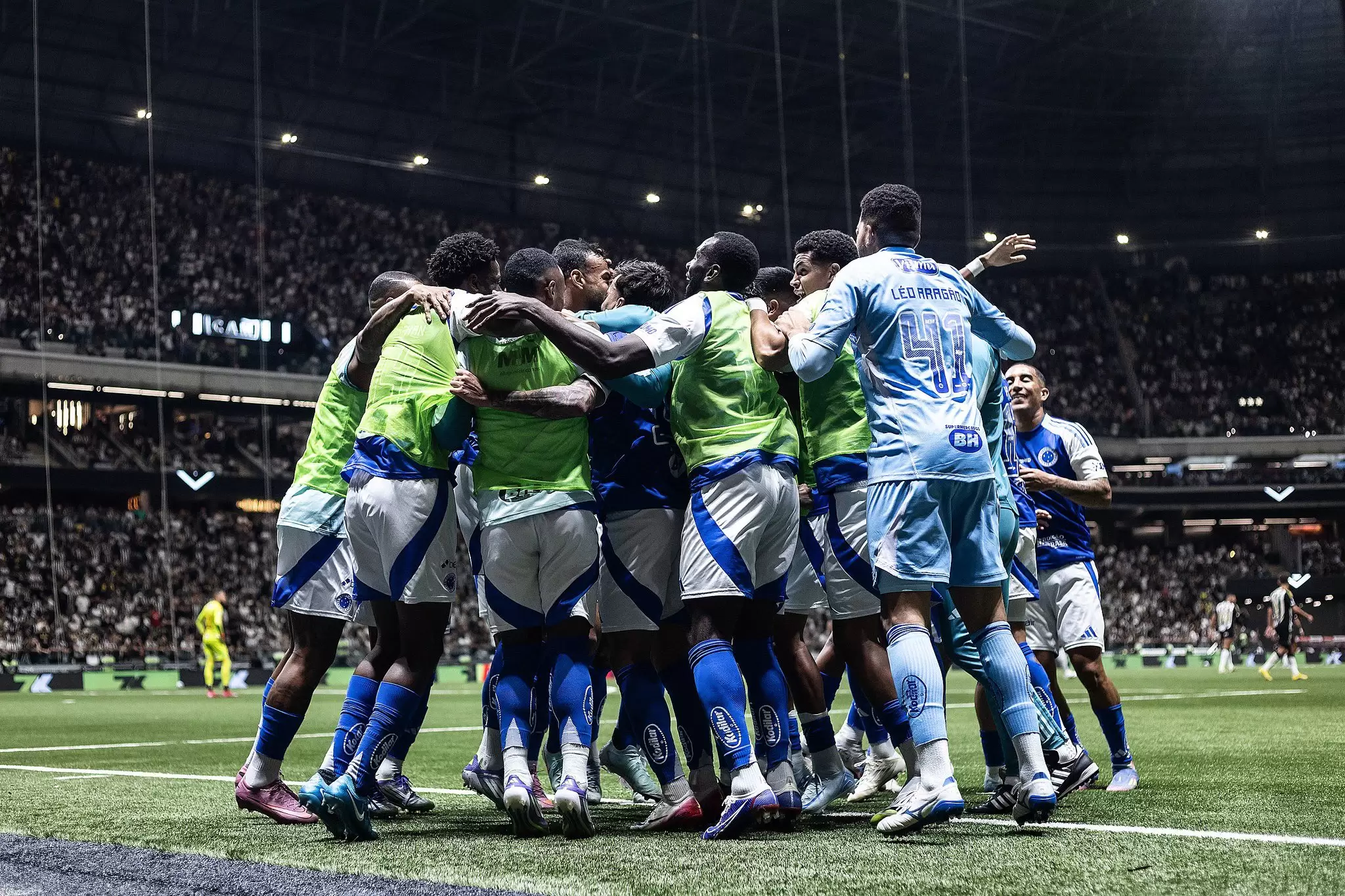 Time do Cruzeiro comemorando vitória