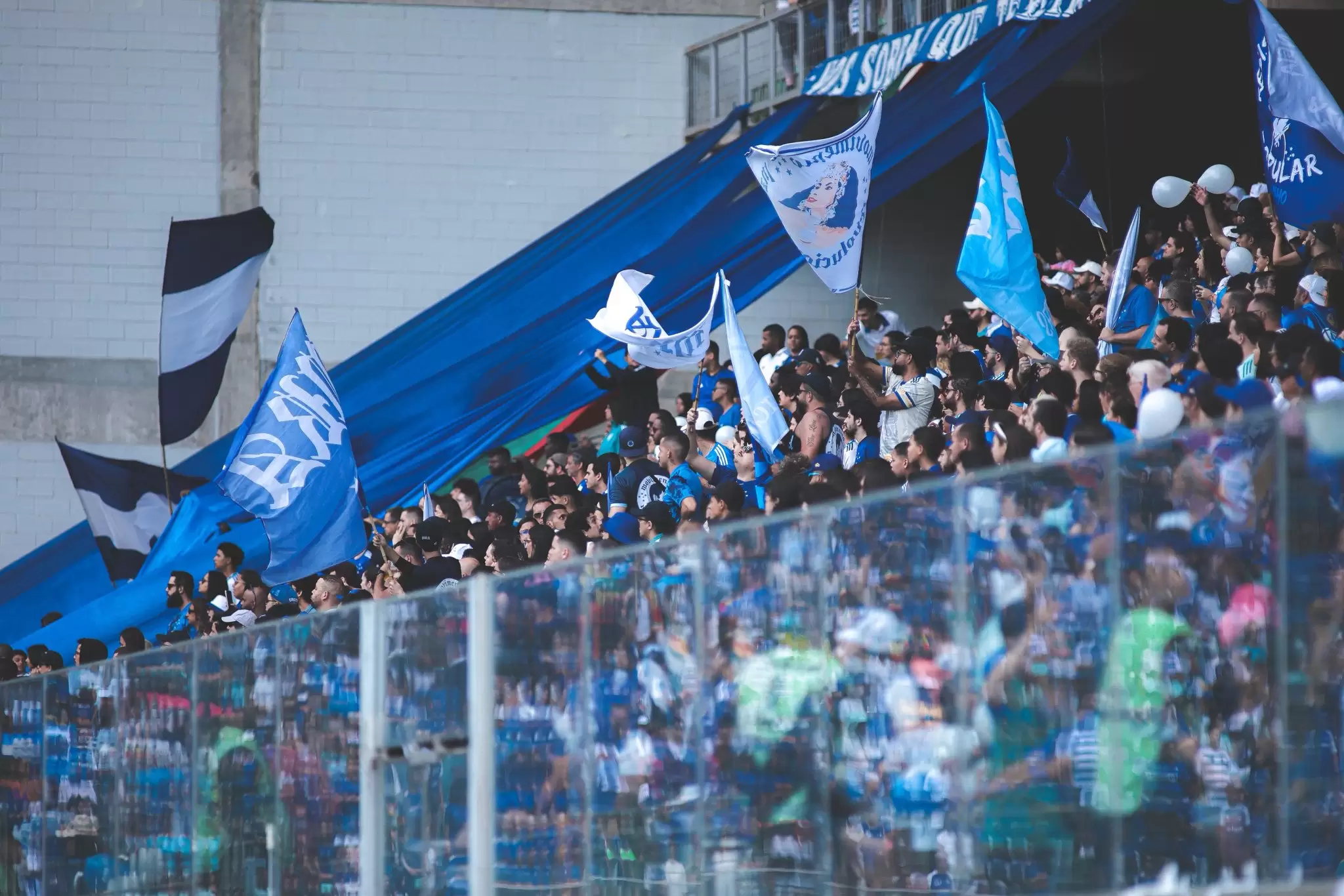 Torcida do Cruzeiro no Independência no Brasileirão Feminino