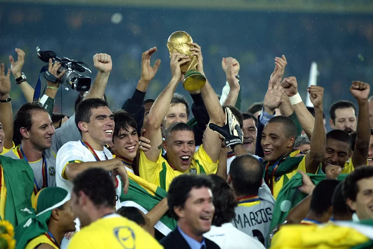 Brasil ergue a taça da Copa do Mundo de 2002, conquistando o pentacampeonato. Foto: Allstar Picture Library Ltd/Alamy Stock Photo