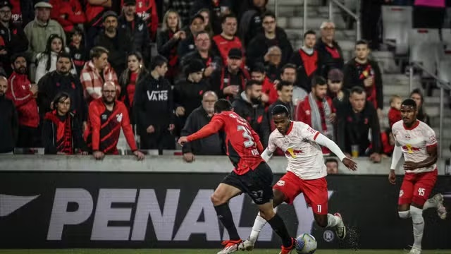 Helinho em Athletico 2 x 0 Bragantino pelo jogo de ida das oitavas de final da Copa do Brasil