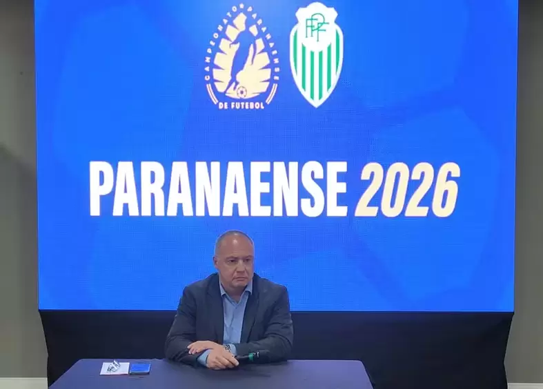 Hélio Cury Filho, presidente da Federação Paranaense de Futebol, em coletiva do Paranaense