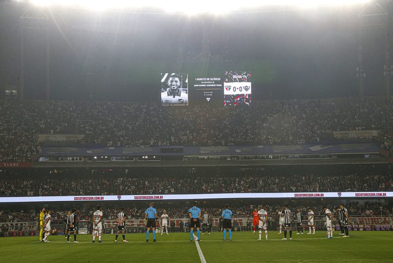 Homenagem a Izquierdo durante São Paulo x Atlético-MG pela Copa do Brasil