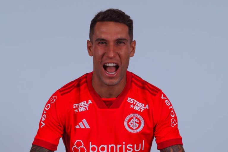 Hugo Mallo foi anunciado pelo Inter