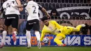 Hugo Souza chega a oito defesas de pênalti com a camisa do Corinthians
