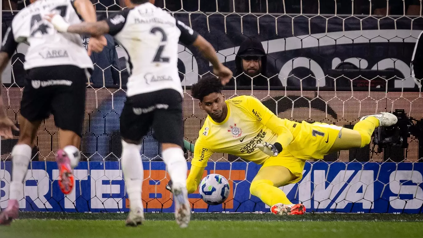 Hugo Souza chega a oito defesas de pênalti com a camisa do Corinthians