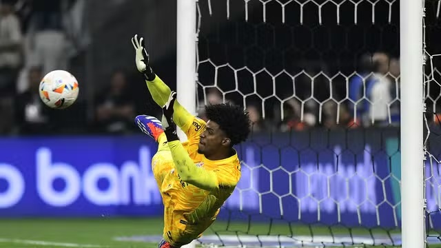 Hugo Souza, do Corinthians, defende pênalti do Bragantino