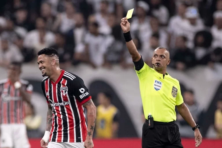 Luciano recebe cartão amarelo em jogo contra o Corinthians, pela Copa do Brasil 2023 (Foto: Icon Sport)