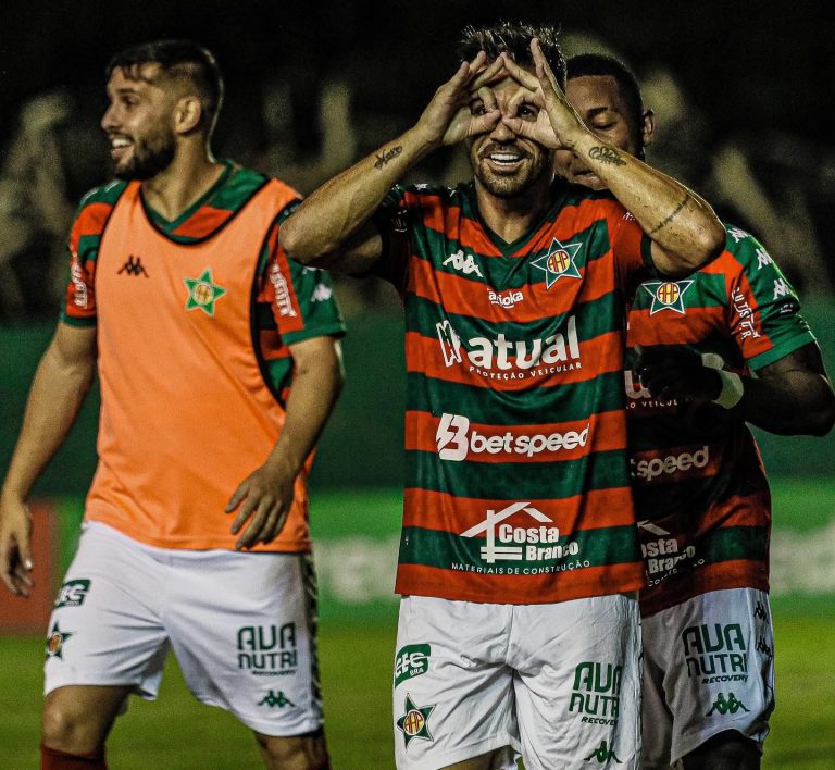 Nenê Bonilha com a camisa da Portuguesa-RJ