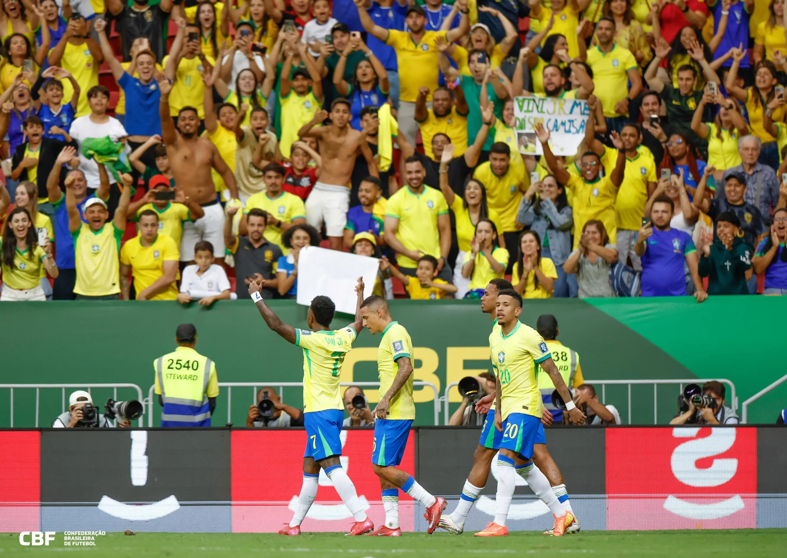 Jogadores da Seleção Brasileira comemoram vitória sobre a Colômbia