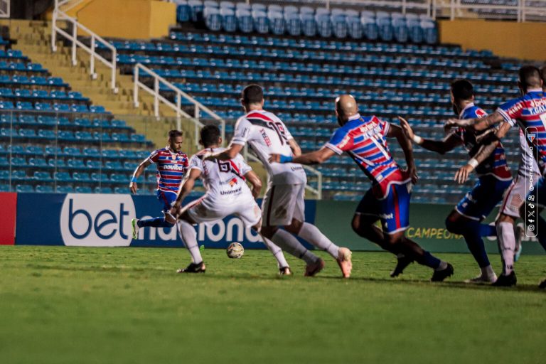 Jogadores disputam a bola no jogo Ferroviário x Fortaleza, pelo Campeonato Cearense. Foto: Mateus Lotif/Fortaleza EC