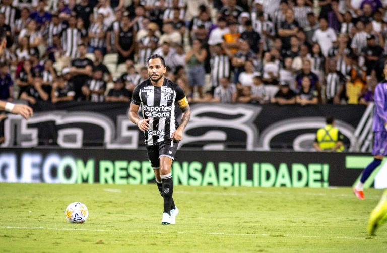 Jogador do Ceará com a posse de bola em jogo pelo Campeonato Cearense 2025. Foto: Gledson Jorge/Ceará SC