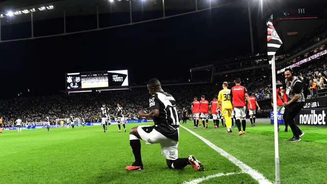 Iago Dias comemora gol da Ponte Preta contra o Corinthians