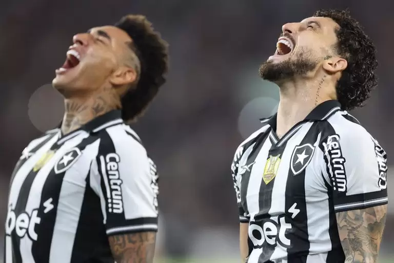 Igor Jesus e Alex Telles em Botafogo x Ceará pelo Brasileirão 2025
