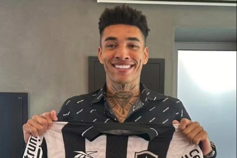 Igor Jesus posa com a camisa do Botafogo