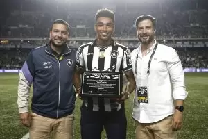 Igor Jesus é homenageado pelo Botafogo