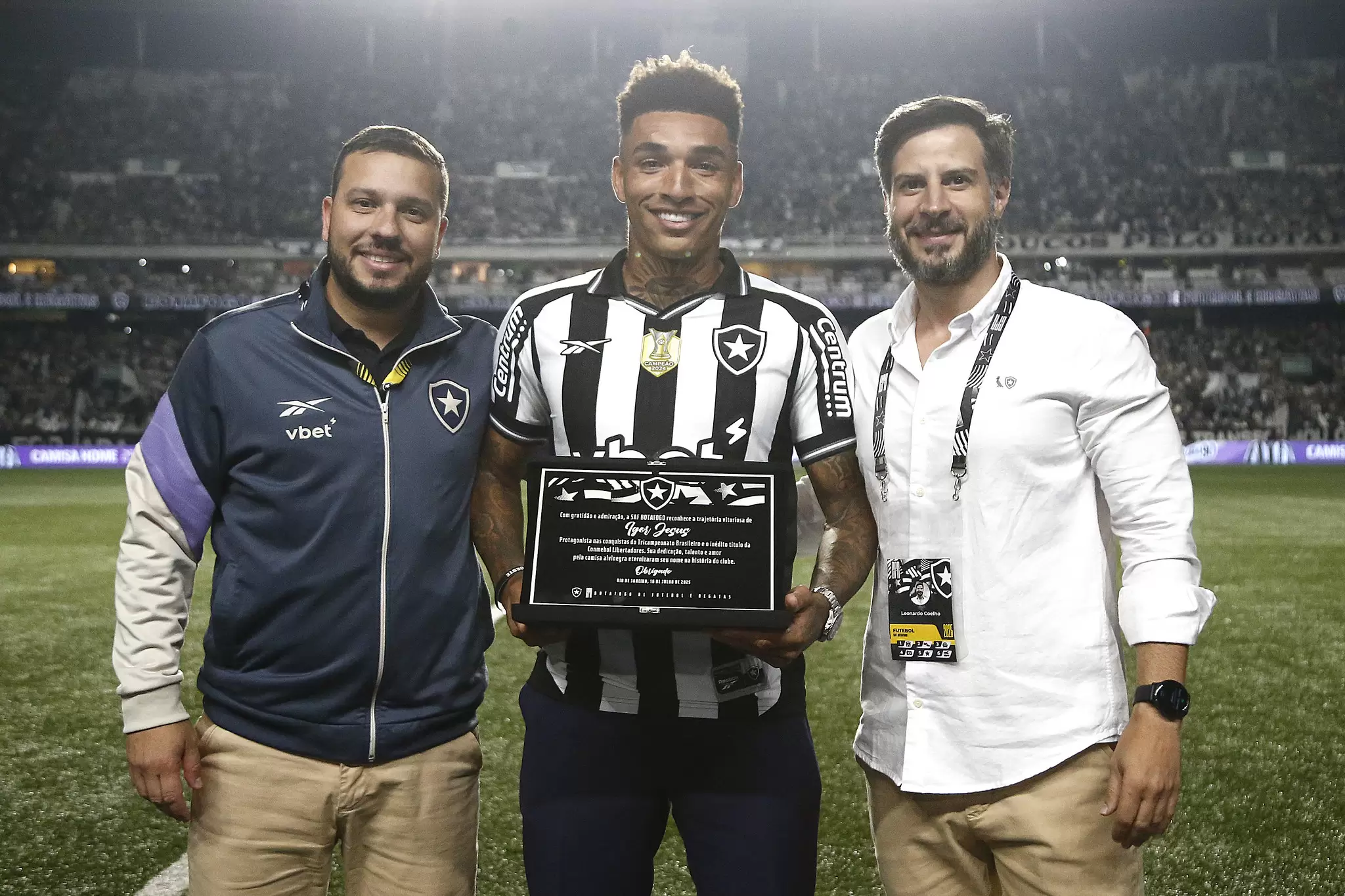 Igor Jesus é homenageado pelo Botafogo