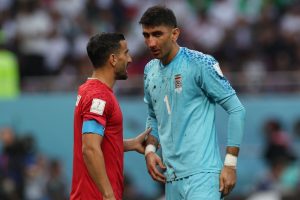 Goleiro do Irã, Alireza Beiranvand, poderá ficar de fora das próximas partidas na Copa do Qatar. Foto: ADRIAN DENNIS/AFP via Getty Images.