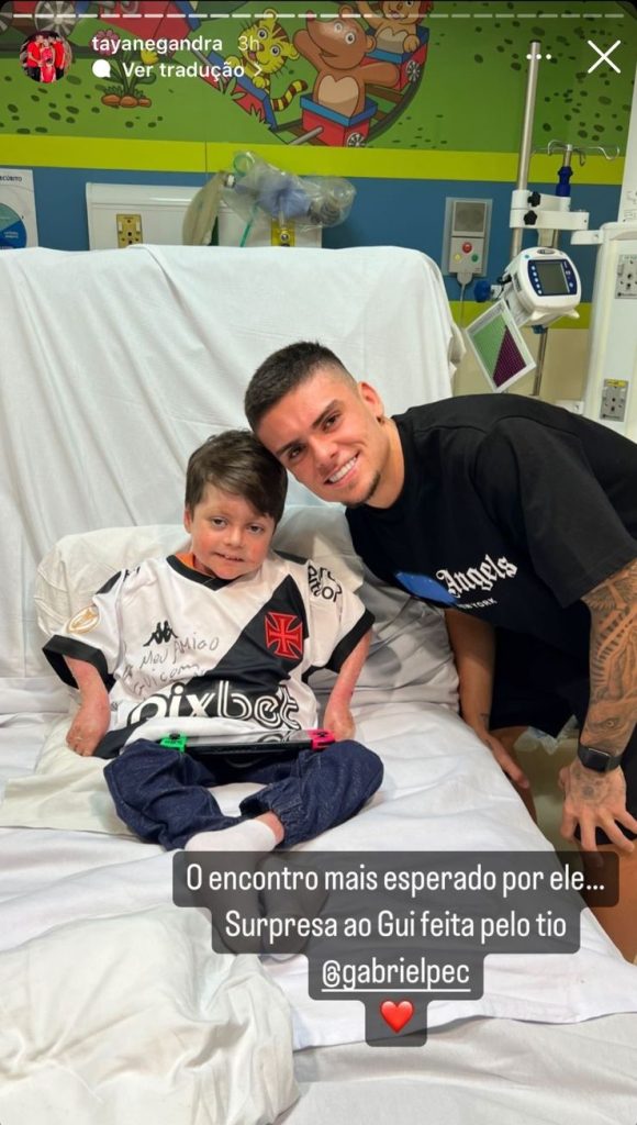 Gabriel Pec, do Vasco, visita Guilherme no hospital. Foto: Reprodução/Instagram